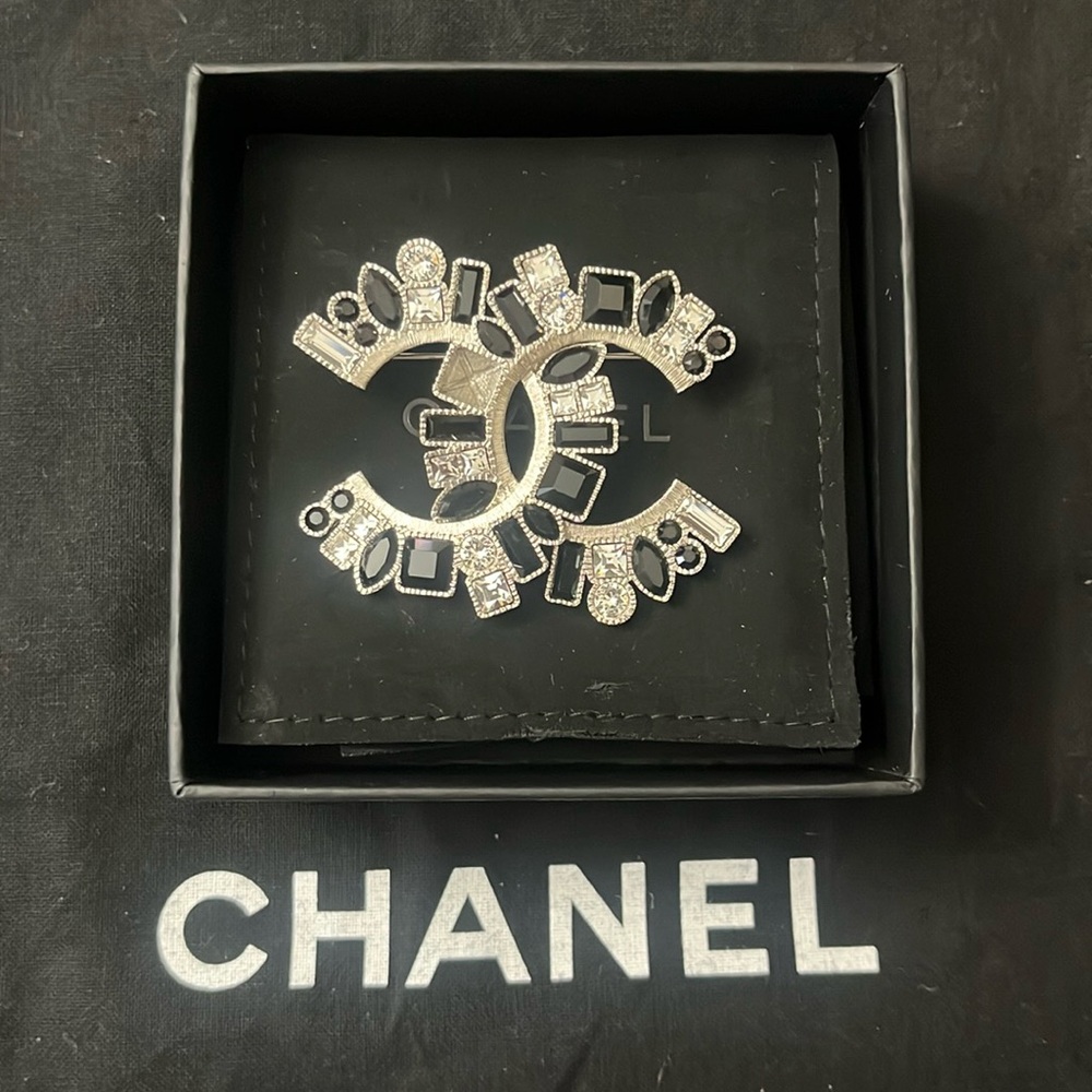CHANEL CC Strass Brooch